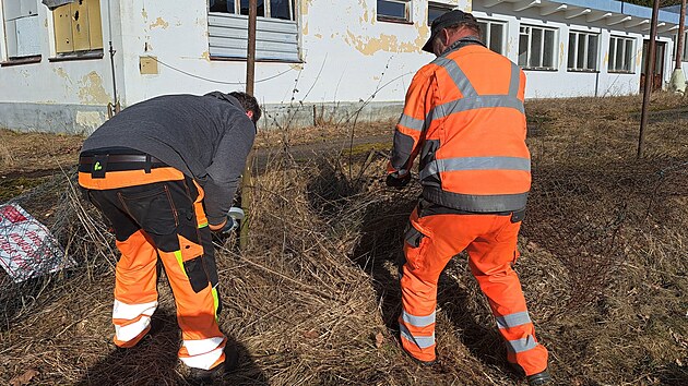 V b�val� plicn� l��ebn� v Hrudkov� u� k�c� n�letov� d�eviny nebo likviduj� star� ploty. C�lem je p��prava na dal�� kroky revitalizace.
