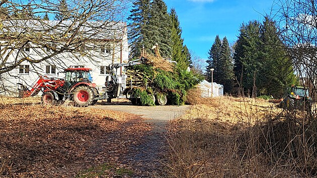 V b�val� plicn� l��ebn� v Hrudkov� u� k�c� n�letov� d�eviny nebo likviduj� star� ploty. C�lem je p��prava na dal�� kroky revitalizace.