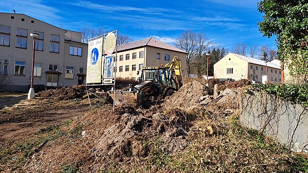 V b�val� plicn� l��ebn� v Hrudkov� u� k�c� n�letov� d�eviny nebo likviduj� star� ploty. C�lem je p��prava na dal�� kroky revitalizace.