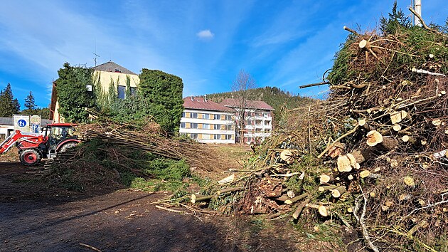 V b�val� plicn� l��ebn� v Hrudkov� u� k�c� n�letov� d�eviny nebo likviduj� star� ploty. C�lem je p��prava na dal�� kroky revitalizace.