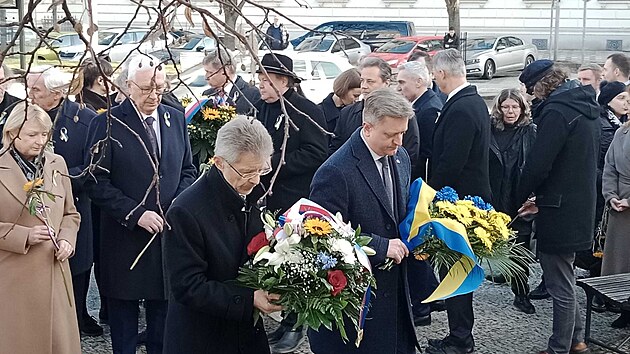 Pietn�ho aktu u sochy ukrajinsk�ho b�sn�ka Tarase �ev�enka v  Praze v den �tvrt�ho v�ro�� celoplo�n� agrese Ruska v��i Ukrajin� se z��astnil p�edseda Sen�tu Milo� Vystr�il z ODS i velvyslanec Ukrajiny Vasyl Zvary�. (24. �nora 2026)