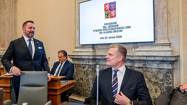 Nov� ministr �ivotn�ho prost�ed� Igor �erven� a vl�dn� zmocn�nec pro klimatickou politiku a Green Deal Filip Turek na jedn�n� vl�dy (23. �nora 2026)
