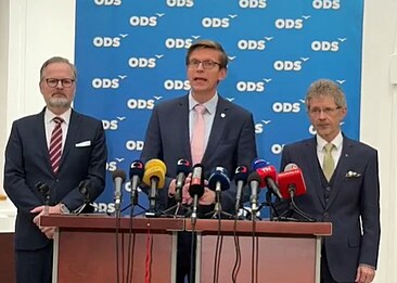 Přispívejte i finančně do muniční iniciativy, vyzval vládu expremiér Fiala