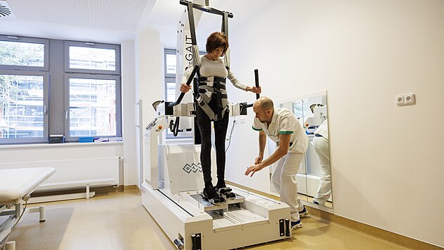 Pacient�m s poruchami ch�ze pom�h� ve Fakultn� nemocnici Brno robotick� chodn�k, kter� okam�it� ukazuje biologickou zp�tnou vazbu na tabletu. (25. �nora 2026)