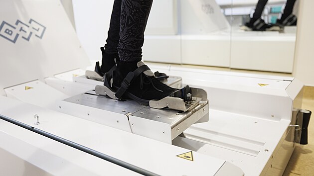 Pacient�m s poruchami ch�ze pom�h� ve Fakultn� nemocnici Brno robotick� chodn�k, kter� okam�it� ukazuje biologickou zp�tnou vazbu na tabletu. (25. �nora 2026)