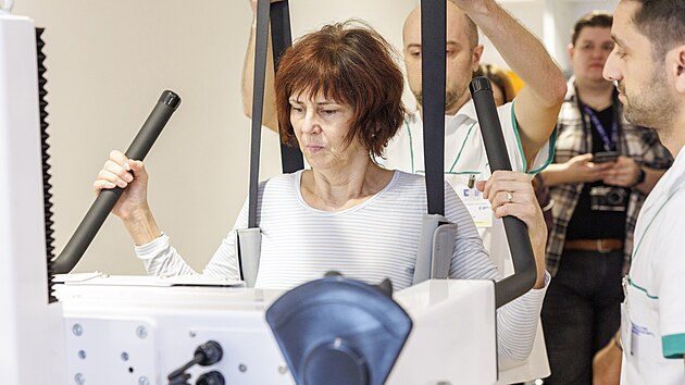 Pacient�m s poruchami ch�ze pom�h� ve Fakultn� nemocnici Brno robotick� chodn�k, kter� okam�it� ukazuje biologickou zp�tnou vazbu na tabletu. (25. �nora 2026)