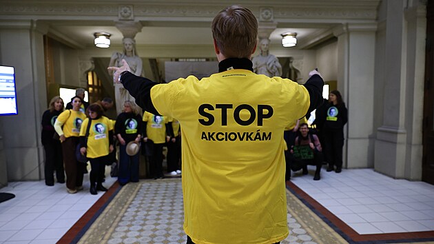 Zdravotni�t� odbor��i p�ed jedn�n�m jihomoravsk�ho zastupitelstva projevili nesouhlas s transformac� krajsk�ch nemocnic. (23. �nora 2026)