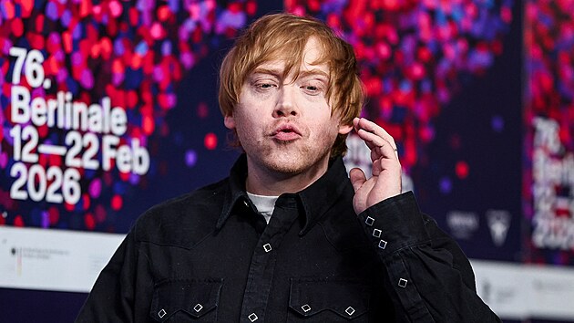 Herec Rupert Grint reaguje p�i p��jezdu na tiskovou konferenci k propagaci...