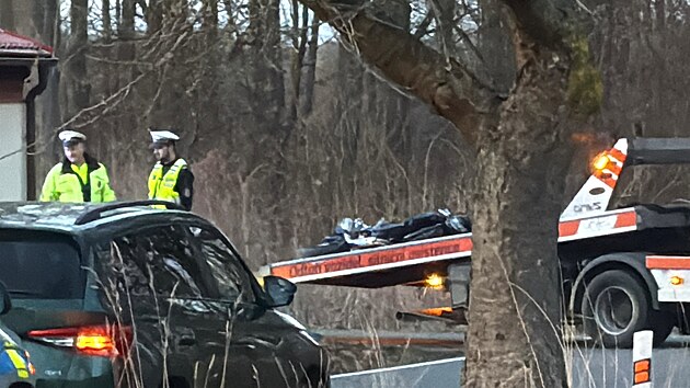 P�i nehod� v zat��ce u Pod�brad vyjel mlad� �idi� mimo vozovku a narazil do zdi domu. (28. �nora 2026)