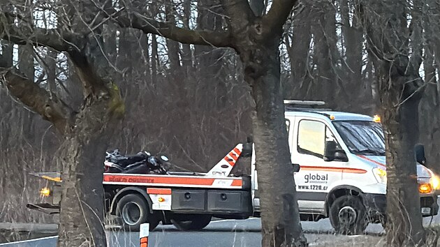 P�i nehod� v zat��ce u Pod�brad vyjel mlad� �idi� mimo vozovku a narazil do zdi domu. (28. �nora 2026)