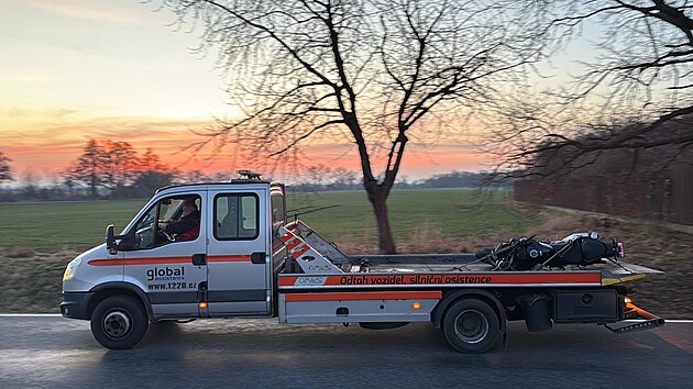 P�i nehod� v zat��ce u Pod�brad vyjel mlad� �idi� mimo vozovku a narazil do zdi domu. (28. �nora 2026)