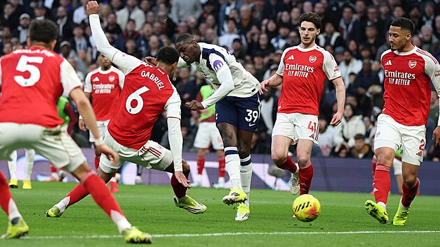 Randal Kolo Muani z Tottenhamu st��l� g�l proti Arsenalu v utk�n� Premier...