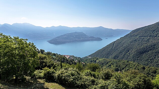 Severoitalsk� Lombardie je krajem historick�ch m�st, bezm�la stovky jezer i malebn�ch ostrov�. Nach�z� se zde i �tvrt� nejv�t�� italsk� jezero Lago Iseo, le��c� mezi obl�ben�mi jezery Como a Garda, na pomez� provinci� Bergamo a Brescia.