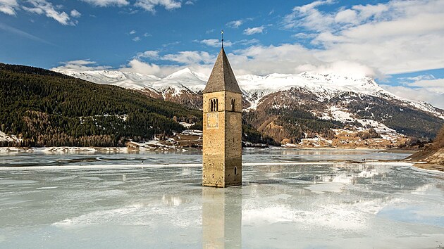 Magicky p�sob�c� jezero Reschensee le�� v nejz�padn�j��m v�b�ku Ji�n�ho Tyrolska, t�sn� u hranic s Rakouskem a �v�carskem.