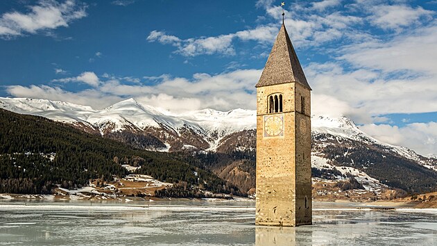 Nejv�t��m l�kadlem jezera Reschensee je v zimn�ch m�s�c�ch bruslen� na p��rodn� zamrzl� vodn� plo�e se siluetou zn�m� kosteln� v�e tr��c� z ledu. Jedn� se o jednu z nejfotografovan�j��ch sceneri� v Alp�ch.