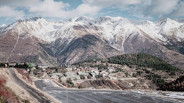 Ly�a�sk� st�edisko Auron m� 135 kilometr� sjezdovek v nadmo�sk� v��ce 1 600 a� 2 450 metr� ve francouzsk�ch Alp�ch. Nach�z� se nad �dol�m Tin�e pobl� m�sta Saint-�tienne-de-Tin�e a 95 kilometr� severn� od Nice.