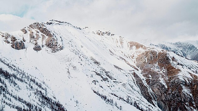 Ly�a�sk� st�edisko Auron m� 135 kilometr� sjezdovek v nadmo�sk� v��ce 1 600 a� 2 450 metr� ve francouzsk�ch Alp�ch. Nach�z� se nad �dol�m Tin�e pobl� m�sta Saint-�tienne-de-Tin�e a 95 kilometr� severn� od Nice.