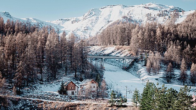 Ly�a�sk� st�edisko Auron m� 135 kilometr� sjezdovek v nadmo�sk� v��ce 1 600 a� 2 450 metr� ve francouzsk�ch Alp�ch. Nach�z� se nad �dol�m Tin�e pobl� m�sta Saint-�tienne-de-Tin�e a 95 kilometr� severn� od Nice.