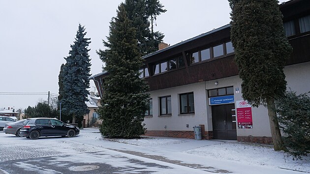 V horn�m pat�e budovy kdysi fungovala restaurace. V dal��ch ��stech s�dl� mimo jin� kade�nictv� �i kosmetika.