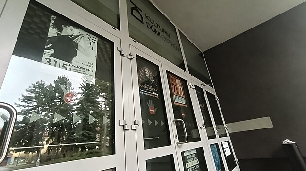 Do vn�j�� podoby Kulturn�ho domu Ostrov jeho majitel� v posledn�ch letech nem�lo investovali. Nov� je st�echa, fas�da i okna a dve�e. I proto si cel� komplex cen� na 170 milion� korun.