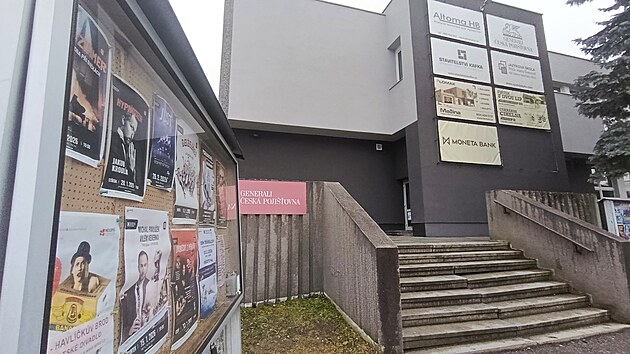 V �trob�ch Kulturn�ho domu Ostrov se skr�v� druh� nejv�t�� s�l pro kulturn� ��ely na Vyso�in�. Loni se v n�m konala t�m�� stovka akc�, kter� nav�t�vilo na 70 tis�c lid�.