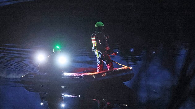 P�tr�n� po policejn�m pot�p��i v Dale�ick� p�ehrad� u Kramol�na. Mu� se z vody nevyno�il p�i v�cviku. (23. �nora 2026)