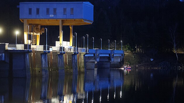 P�tr�n� po policejn�m pot�p��i v Dale�ick� p�ehrad� u Kramol�na. Mu� se z vody nevyno�il p�i v�cviku. (23. �nora 2026)