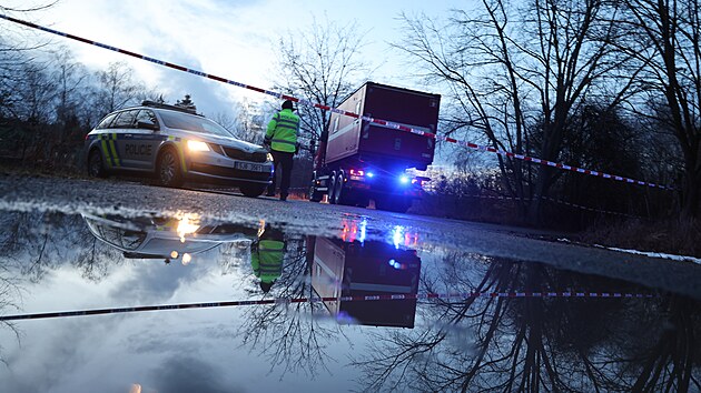 P�tr�n� po policejn�m pot�p��i v Dale�ick� p�ehrad� u Kramol�na. Mu� se z vody nevyno�il p�i v�cviku. (23. �nora 2026)