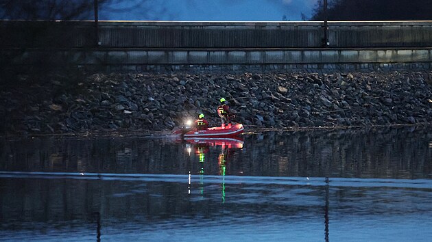 P�tr�n� po policejn�m pot�p��i v Dale�ick� p�ehrad� u Kramol�na. Mu� se z vody nevyno�il p�i v�cviku. (23. �nora 2026)