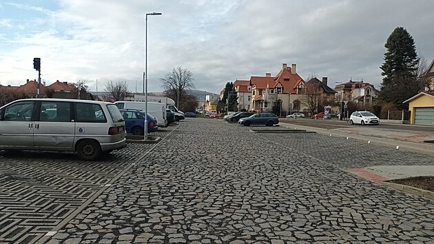 Na plo�e mezi kolejemi a kontejnery v Husov� ulici m�sto u� loni vybudovalo n�kolik des�tek nov�ch parkovac�ch m�st, te� maj� p�ib�t dal��. Dohromady jich zde bude osmdes�t. (�nor 2026)
