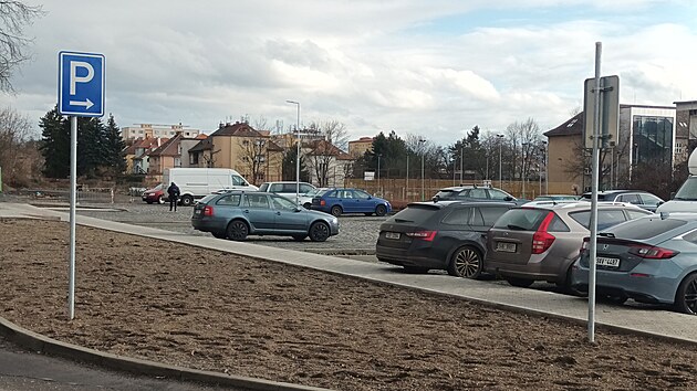 Na plo�e mezi kolejemi a kontejnery v Husov� ulici m�sto u� loni vybudovalo n�kolik des�tek nov�ch parkovac�ch m�st, te� maj� p�ib�t dal��. Dohromady jich zde bude osmdes�t. (�nor 2026)
