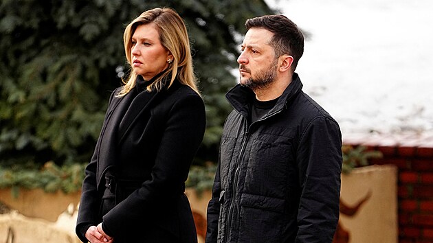 Ukrajinsk� prezident Volodymyr Zelenskyj s man�elkou Olenou Zelenskou �ekaj� na p��jezd d�nsk� premi�rky Mette Frederiksenov� v den p�ipom�nek �tvrt�ho v�ro�� rusk� invaze na Ukrajinu. (24. �nora 2026)