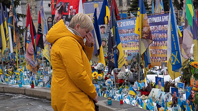 Pam�tn�k padl�ch ukrajinsk�ch voj�k� na n�m�st� Nez�vislosti v Kyjev� ke �tvrt�mu v�ro�� rusk� invaze na Ukrajinu. (24. �nora 2026)