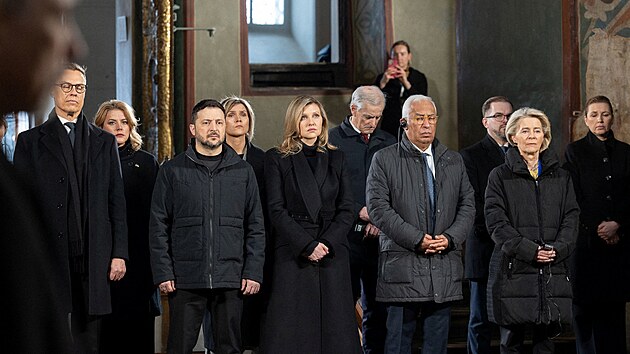 Ukrajinsk� prezident Volodymyr Zelenskyj, jeho man�elka Olena Zelensk�, finsk� prezident Alexander Stubb, chorvatsk� premi�r Andrej Plenkovi�, p�edsedkyn� Evropsk� komise Ursula von der Leyenov� a p�edseda Evropsk� rady Antonio Costa b�hem modlitby za m�r v katedr�le sv. Sofie v Kyjev� p�i p��le�itosti �tvrt�ho v�ro�� invaze Ruska na Ukrajinu. (24. �nora 2026)