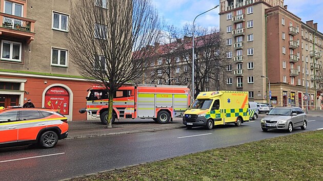 Policie zasahuje v Hav��ov� v ulici Jana Wericha, kde se v jednom z byt� zabarik�doval ozbrojen� mu�. (24. 2. 2026)