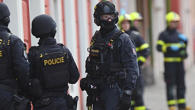 Policie zasahuje v Hav��ov� v ulici Jana Wericha, kde se v jednom z byt� zabarik�doval ozbrojen� mu�. (24. 2. 2026)