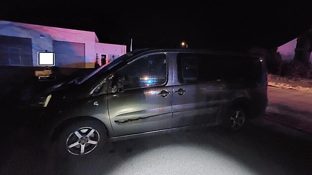 Druh� auto stihl majitel p�eparkovat, ale i tak bylo ��ste�n� po�kozen�. (25. �nora 2026)