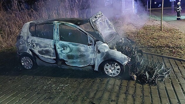 Ohe� se rychle roz���il a auto cel� sho�elo. (25. �nora 2026)