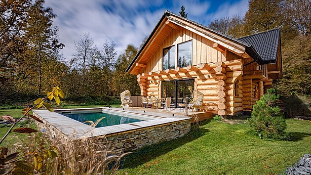 P�i pl�nov�n� vzhledu nov�ho domu se majitelka inspirovala sv�mi cestami na Slovensko, kde se nechala okouzlit tamn�mi domy s prosklen�mi �t�ty. Jedna z teras nab�z� k vyu�it� luxusn� nerezov� baz�n, zasazen� p��mo do jej� konstrukce.