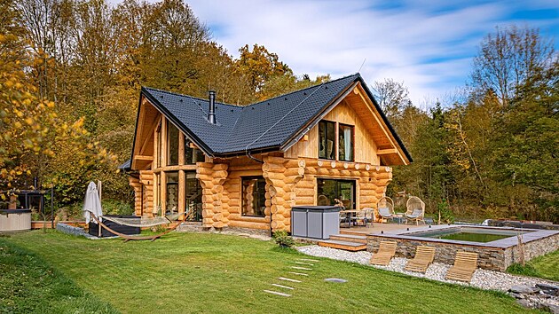 D�m nab�z� nejen uvnit�, ale i venku o�zu odpo�inku. Z obytn� i j�deln� ��sti je p��m� vstup na dv� terasy, kter� zrealizovala firma Wood Intex. Relaxovat lze tak� ve v��ivce nebo houpac� s�ti a neru�en� si tak vychutnat klid a �istotu okoln� p��rody.