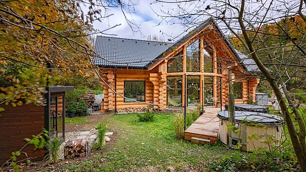 Prosklen�mi, otev�en�mi �t�ty se majitelka inspirovala p�i sv�ch cest�ch, v�d�la, �e p�esn� to by jednou ve sv�m dom� cht�la zrealizovat.