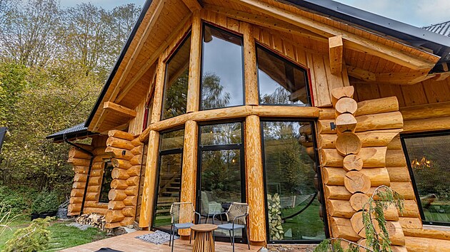 Prosklen�mi, otev�en�mi �t�ty se majitelka inspirovala p�i sv�ch cest�ch, v�d�la, �e p�esn� to by jednou ve sv�m dom� cht�la zrealizovat.