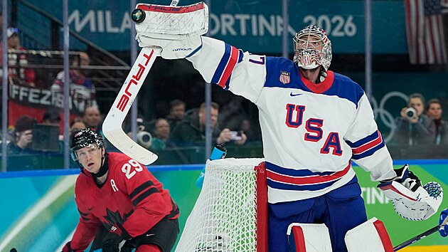 Americký branká� Connor Hellebuyck blokuje puk - t�etí t�etina finálového...