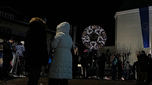 Lid� se shrom�dili u ohni�t� p�i pr��le�itosti uha�en� olympijsk�ho ohn� na...