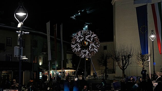 Lid� se shrom�dili u ohni�t� p�i pr��le�itosti uha�en� olympijsk�ho ohn� na...