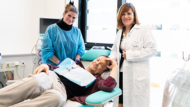 Pacient na dom�c� dial�ze Stanislav Jurenka se svoj� man�elkou Lindou a prim��kou Dialyza�n�ho st�ediska B. Braun Avitum v Olomouci Marikou Goluchovou.