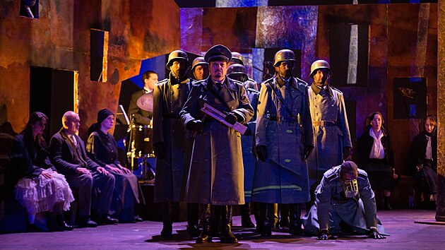 Inscenace Ti�e bu�� Plo�tina ve zl�nsk�m divadle neukazuje jen historii, promlouv� i k dne�ku.