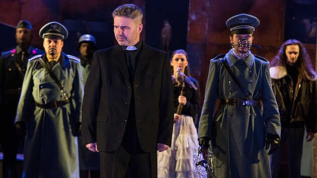 Inscenace Ti�e bu�� Plo�tina ve zl�nsk�m divadle neukazuje jen historii, promlouv� i k dne�ku.