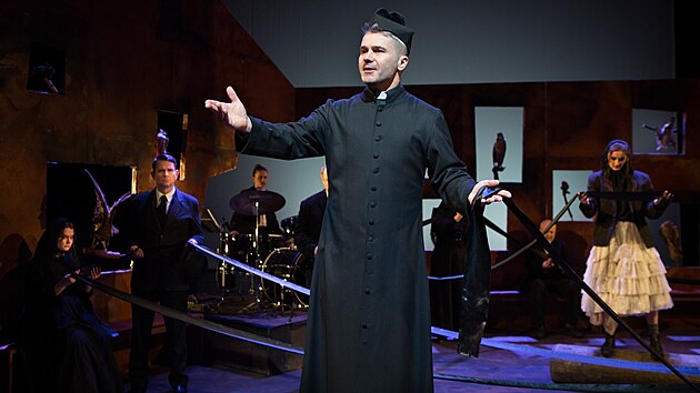 Inscenace Ti�e bu�� Plo�tina ve zl�nsk�m divadle neukazuje jen historii, promlouv� i k dne�ku.