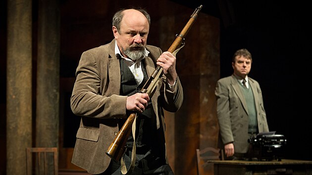 Inscenace Ti�e bu�� Plo�tina ve zl�nsk�m divadle neukazuje jen historii, promlouv� i k dne�ku.